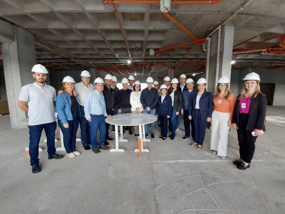Recepcionado pelo presidente Sidnei Strejevitch, pelo conselheiro Elton Walker, pela diretora-geral Vanderli de Barros e por lideranças da administração do Hospital, o prefeito visitou setores do Hospital.