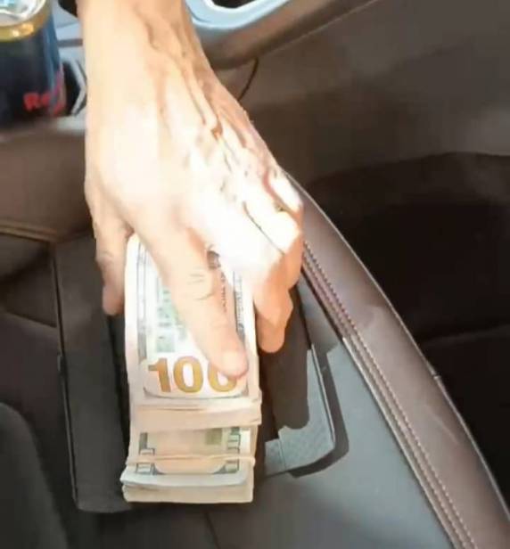 Na fiscalização do carro os PRFs localizaram, escondidos em um compartimento oculto, 34 mil dólares, o equivalente a R$ 180 mil reais pela cotação do dólar no dia de hoje. 