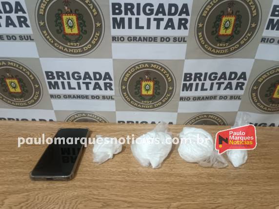 Um homem e uma mulher foram abordados em um carro no bairro Santa Maria, e ela assumiu a posse droga