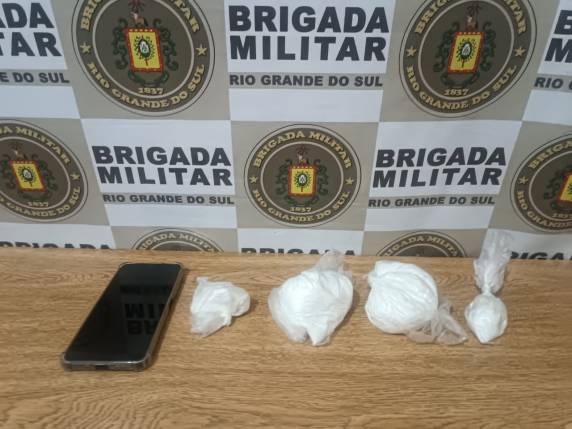 Um homem e uma mulher foram abordados em um carro no bairro Santa Maria, e ela assumiu a posse droga
