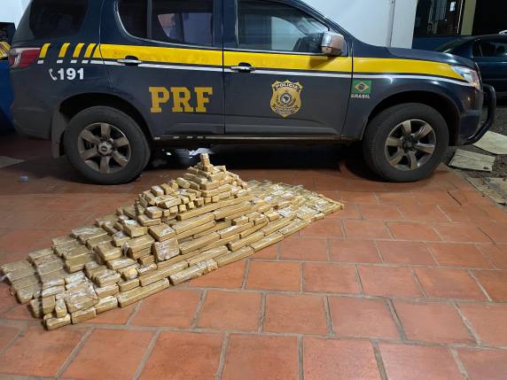 Na abordagem o motorista disse aos policiais que pegou o veículo no Paraguai e levaria até Montevidéu, no Uruguai