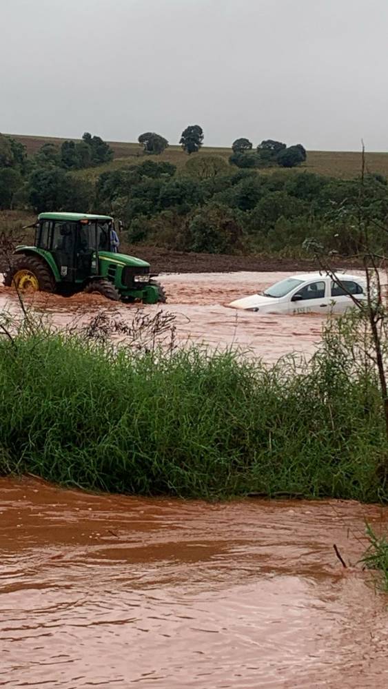 Veículo da prefeitura é arrastado por enchente em Coronel Bicaco - foto 2