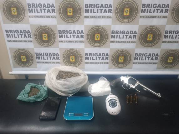 Durante a ação, foram apreendidos arma e drogas com o indivíduo