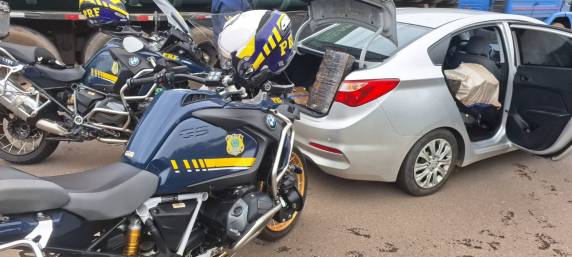 Após acompanhamento PRF prende dois traficantes transportando maconha em Passo Fundo