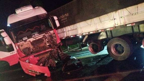 Vítima conduzia um Corolla que colidiu com uma carreta na noite desta terça-feira (25); ocupantes do outro veículo não se feriram