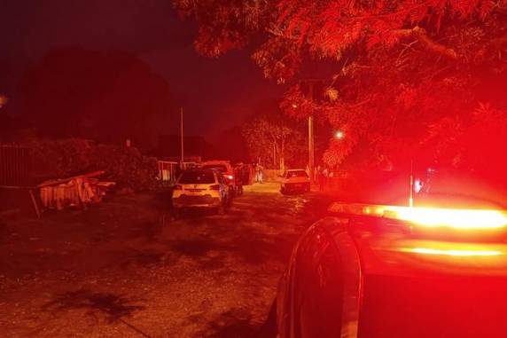 Série de execuções começou na noite de sexta-feira (21), quando um grupo armado abriu fogo na direção de um bar e matou um homem que não seria o verdadeiro alvo do ataque. Já no começo de sábado (22), uma mulher foi assassinada em casa e, horas depois, um jovem foi morto enquanto bebia na companhia de amigos