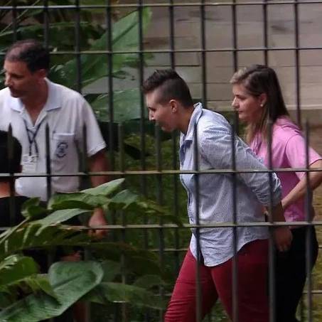 A vítima, que era natural de Três de Maio, tinha 22 anos e foi assassinada a facadas no próprio apartamento em que as duas moravam, em Santa Maria. 