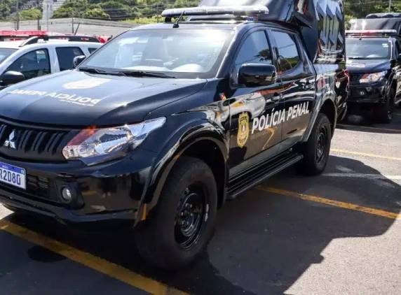 No local, os agentes viram uma corda formada por meias amarradas e, dentro, os objetos apreendidos.