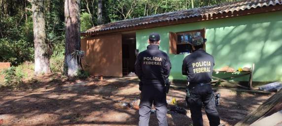 Sítio no Vale do Paranhana tinha adesivos da PF, giroflex, colchões e outros materiais usados como disfarce pelos autores do roubo de R$ 30 milhões em malotes bancários, o maior já registrado no Rio Grande do Sul. Ataque a avião carregado de dinheiro resultou na morte de um PM e de um bandido
