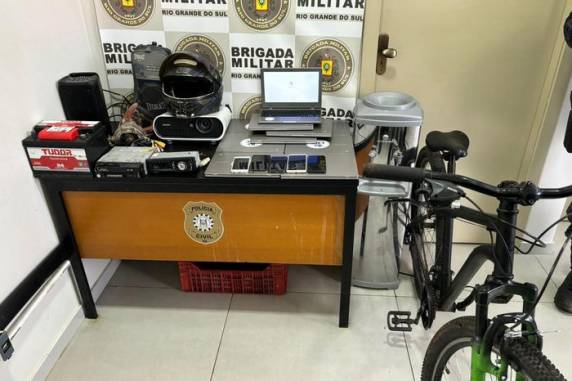 Durante ação, a Brigada Militar localizou 38 itens que haviam sido levados de um estabelecimento de ensino do município, como bicicleta, notebooks, celulares, aparelhos de som, entre outros. Suspeitos foram detidos no bairro Victor Issler