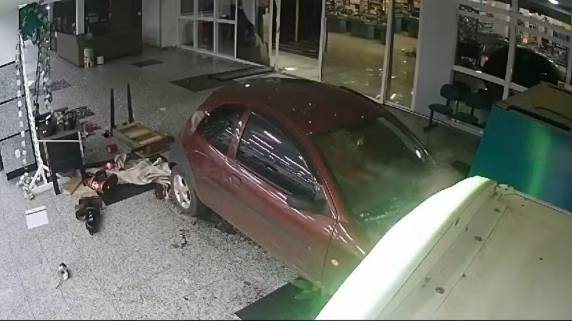 Motorista foi preso. Caso aconteceu em Concórdia, no Oeste, e foi flagrado por uma câmera de monitoramento.