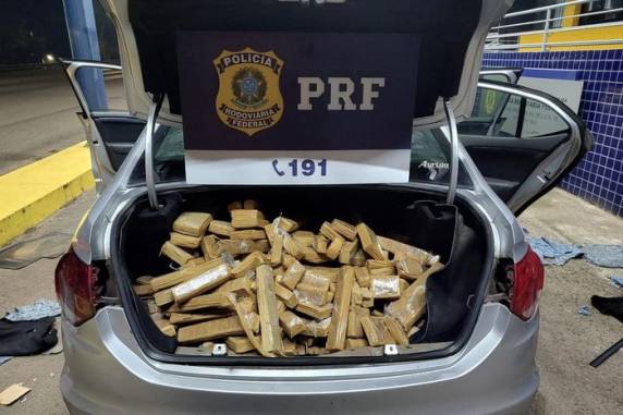 Agentes da Polícia Rodoviária Federal (PRF) realizaram abordagem do veículo. Droga estava escondida em diferentes compartimentos