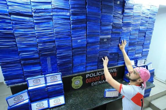 Ação do Departamento Estadual de Investigações do Narcotráfico foi realizada na manhã desta segunda-feira (1º). Suspeita é de que criminosos tenham escondido a droga, em região afetada pela enchente, para dificultar localização pela polícia. Segundo o delegado Alencar Carraro, diretor de Investigação do Denarc, trata-se da maior apreensão da droga na história da corporação