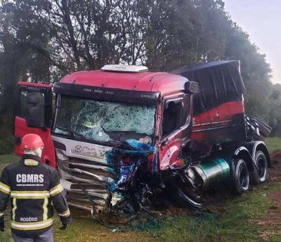 Grave acidente envolvendo Van e carreta na BR-386 em Soledade - foto 2