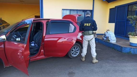 Os policiais realizavam ação de enfrentamento ao crime quando abordaram um Logan com placas de Porto Alegre.