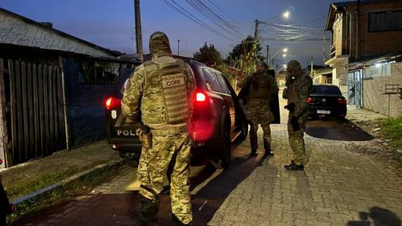 Ação conjunta entre Polícia Civil e Brigada Militar combate uma facção criminosa com atuação em Cachoeirinha, Gravataí, Viamão e Porto Alegre. Ofensiva é a sexta etapa da operação Orfila.