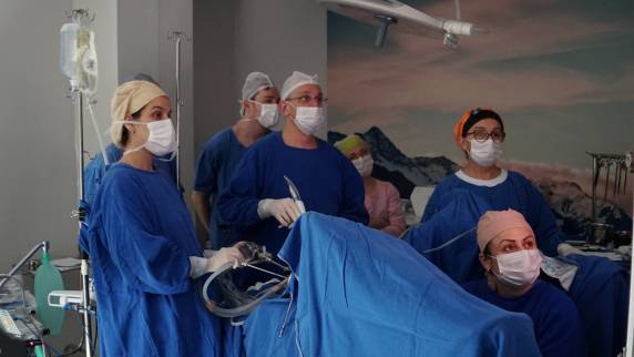 Caracterizada pela presença do endométrio fora do útero, a doença pode causar dor pélvica, cólica menstrual intensa, sangramento anormal, desconforto durante a relação sexual e, em muitos casos, dificuldade para engravidar.