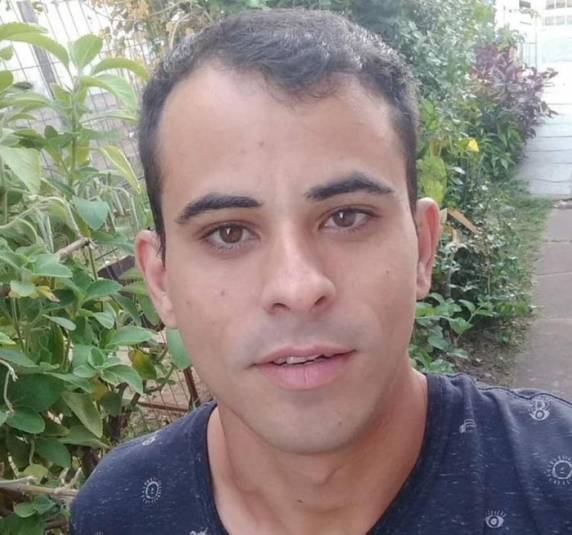 Familiares de Jones Lopes dos Santos Silva, encontrado sem vida no estacionamento da universidade, relatam angústia acerca da incerteza do que causou a morte; polícia trata informações como sigilosas