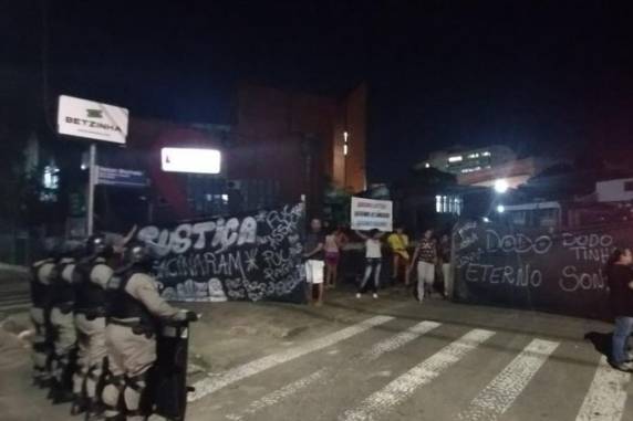 Familiares de Jones Lopes dos Santos Silva, encontrado sem vida no estacionamento da universidade, relatam angústia acerca da incerteza do que causou a morte; polícia trata informações como sigilosas
