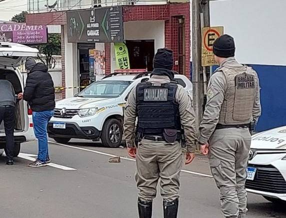 Segundo informações da Brigada Militar, criminosos armados tentaram assaltar um mercado que realiza venda de frango assado. O segurança, que estava no local e, conforme relatos, possui habilitação para portar arma de fogo, revidou a ação e atingiu os suspeitos
