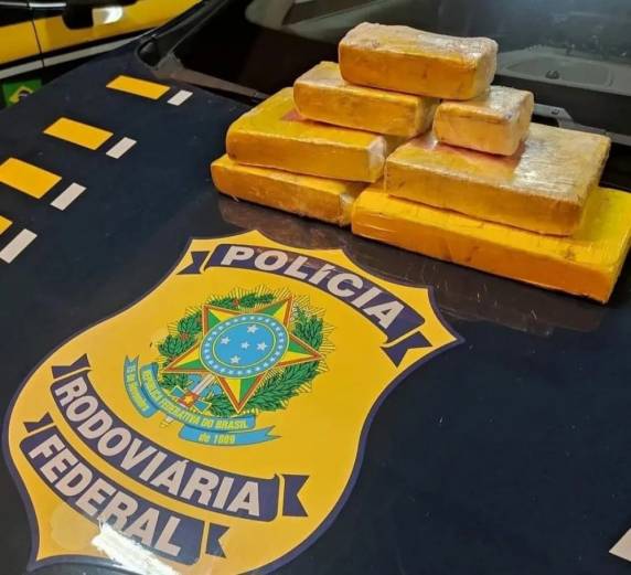 No automóvel estava uma família de paraguaios: um homem de 39 anos, uma mulher de 29 anos, e duas crianças com idades de 1 ano e 6 anos.