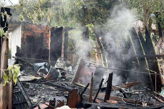 O caso foi no início da tarde de domingo (7), no Beco Oliveira, na Vila Esperança; moradores não estavam no local