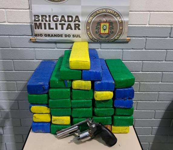 O homem que morreu e um companheiro dele transportavam 32 tabletes de maconha em um carro