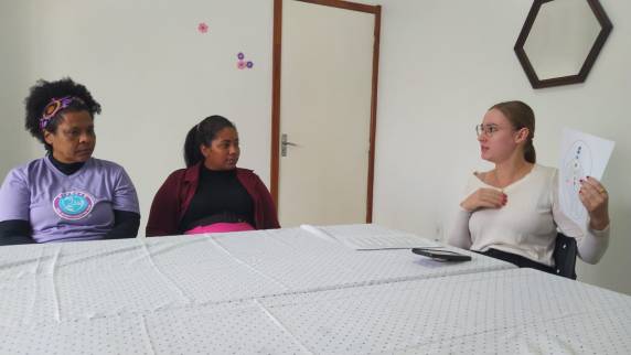 Recentemente, a primeira sessão ocorreu com as usuárias e colaboradoras, onde Daniela compartilhou uma breve introdução sobre os chakras, explicando seu significado e influência na energia pessoal.