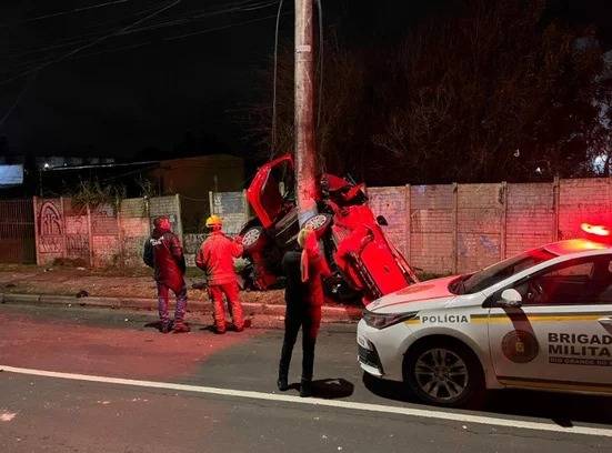 Homem morre após bater carro em poste na Zona Norte de Porto Alegre - foto 2