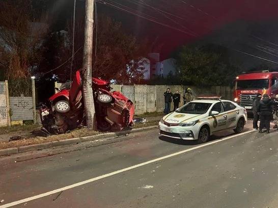 Homem morre após bater carro em poste na Zona Norte de Porto Alegre - foto 3