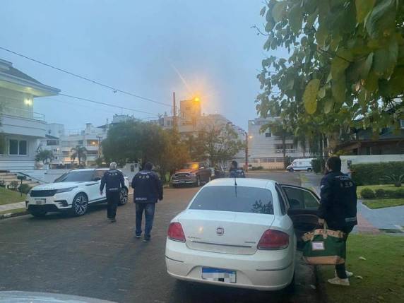 Influenciadora Gabriela Sousa foi detida em flagrante com arma sem registro em apuração sobre lavagem de dinheiro em rifas ilegais. Foram cumpridos mandados de busca e apreensão no litoral de Santa Catarina