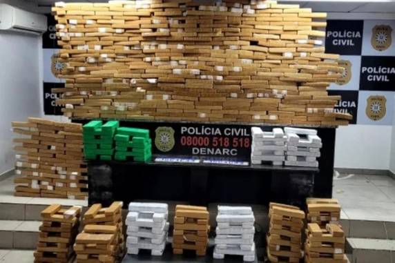 Denarc recebeu a informação de que a droga estava sendo transportada escondida no interior de um furgão de cor branca. Um homem foi preso em flagrante