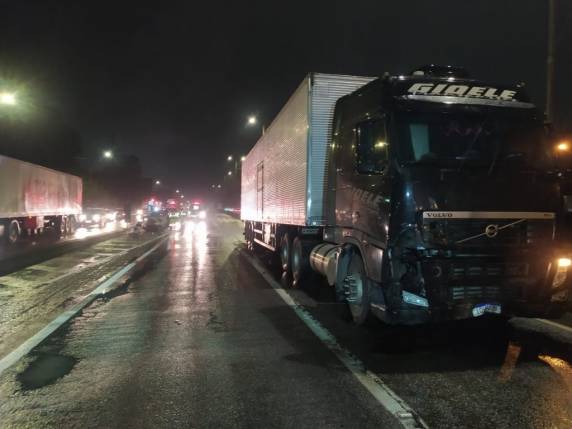 Motorista e passageiro morrem em colisão entre caminhoneta e caminhão, na BR-101 em Joinville - foto 2
