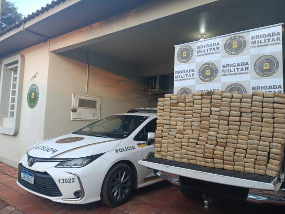 Carro capota e motorista é preso com grande quantidade de drogas, em Ibirubá - foto 3
