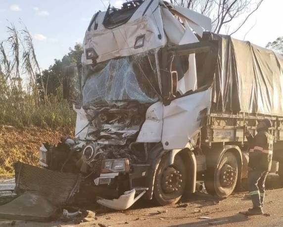 Conforme informações do Corpo de Bombeiros, o acidente envolveu quatro caminhões