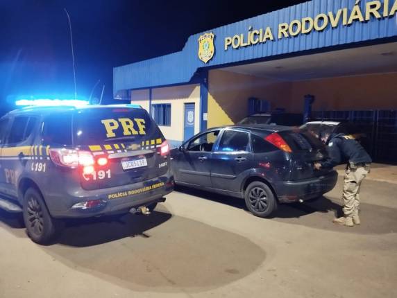 Policiais Rodoviários Federais realizavam fiscalização voltada ao combate ao crime quando abordaram um Focus que transitava no sentido Carazinho a Sarandi.