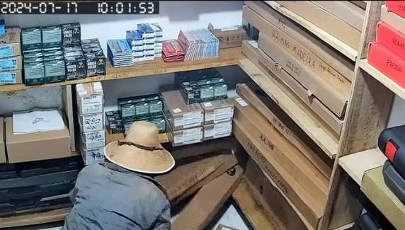 Esposa do proprietário e construtores que trabalhavam no local foram rendidos e aprisionados em cofre