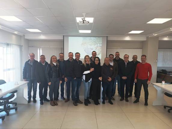 Coordenada pelo presidente Sidnei Strejevitch, a reunião contou com a presença de conselheiros e diretores do Hospital.