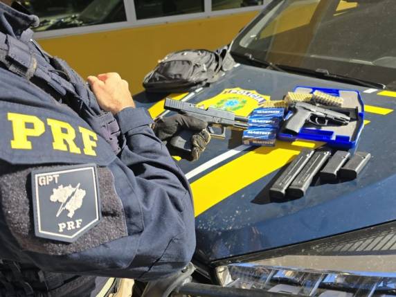 O passageiro transportava duas pistolas, carregadores e centenas de munições. O ônibus fazia a linha Santa Rosa - Bagé.