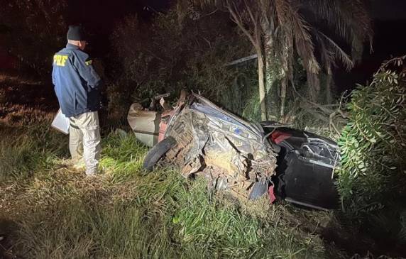 Polícia Rodoviária Federal presta atendimento à altura do km 186 da rodovia na noite desta quinta-feira