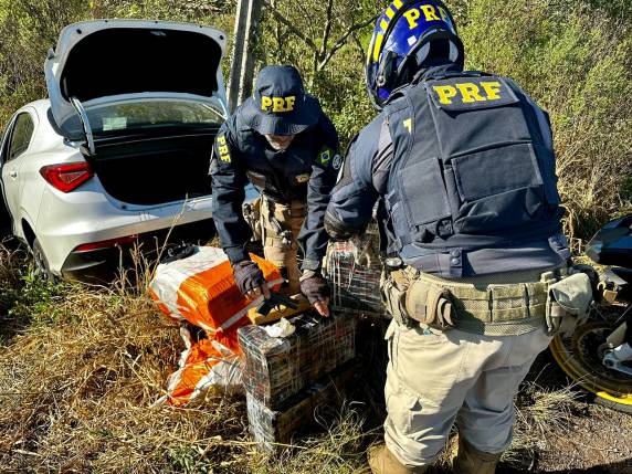Criminoso bateu o carro durante a fuga e tentou fugir a pé pelo mato