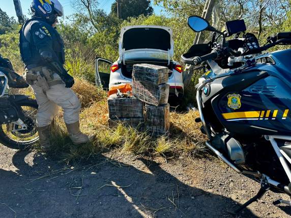 Criminoso bateu o carro durante a fuga e tentou fugir a pé pelo mato