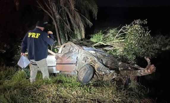 Ocupantes de um Palio, com placas de Passo de Sobrado, morreram na noite de quinta-feira após colisão envolvendo uma SUV e uma carreta. O condutor do caminhão não se feriu com gravidade