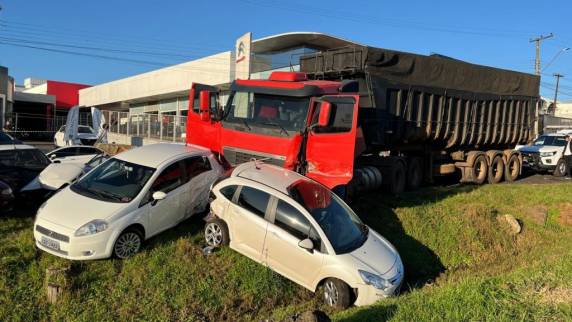 Segundo informações apuradas pela reportagem da Uirapuru ele sofreu um mal súbito e atingiu diversos veículos em uma via lateral da ERS 324.