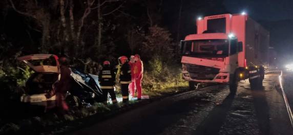 O motorista e o caroneiro do veículo, morreram no local.