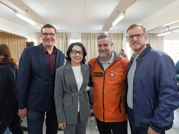 Participaram da agenda o presidente Sidnei Strejevitch, o conselheiro Juscelino Gonçalves, a diretora-geral Vanderli de Barros e o diretor administrativo Raul Heimerdinger.