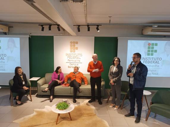 Participaram da agenda o presidente Sidnei Strejevitch, o conselheiro Juscelino Gonçalves, a diretora-geral Vanderli de Barros e o diretor administrativo Raul Heimerdinger.