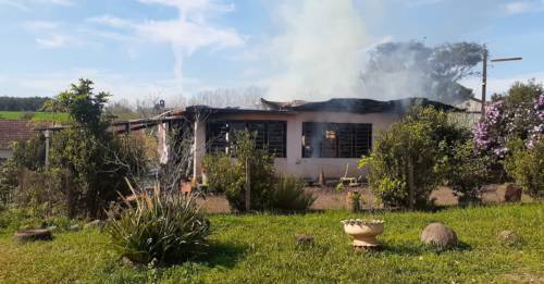 Felizmente, o proprietário havia deixado o local minutos antes do incidente, garantindo que ninguém se ferisse no sinistro.