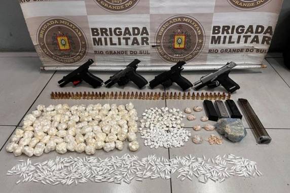 Com o indivíduo, também foram encontradas 208 pedras de crack, quatro pistolas e 90 munições