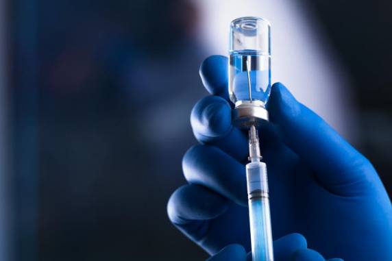 Ainda em fase inicial de testes, produto poderia acabar com a necessidade de vacinação anual contra a doença. Sucesso deste desenvolvimento pode levar a mudança na forma como doenças infecciosas são combatidas